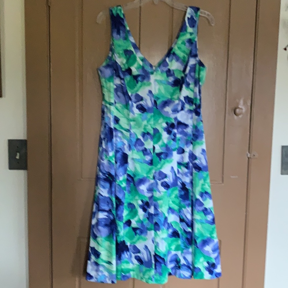Chaps Sleeveless summer dress Size 10
V neck front and back Blues, Greens, White - Picture 10 of 11
